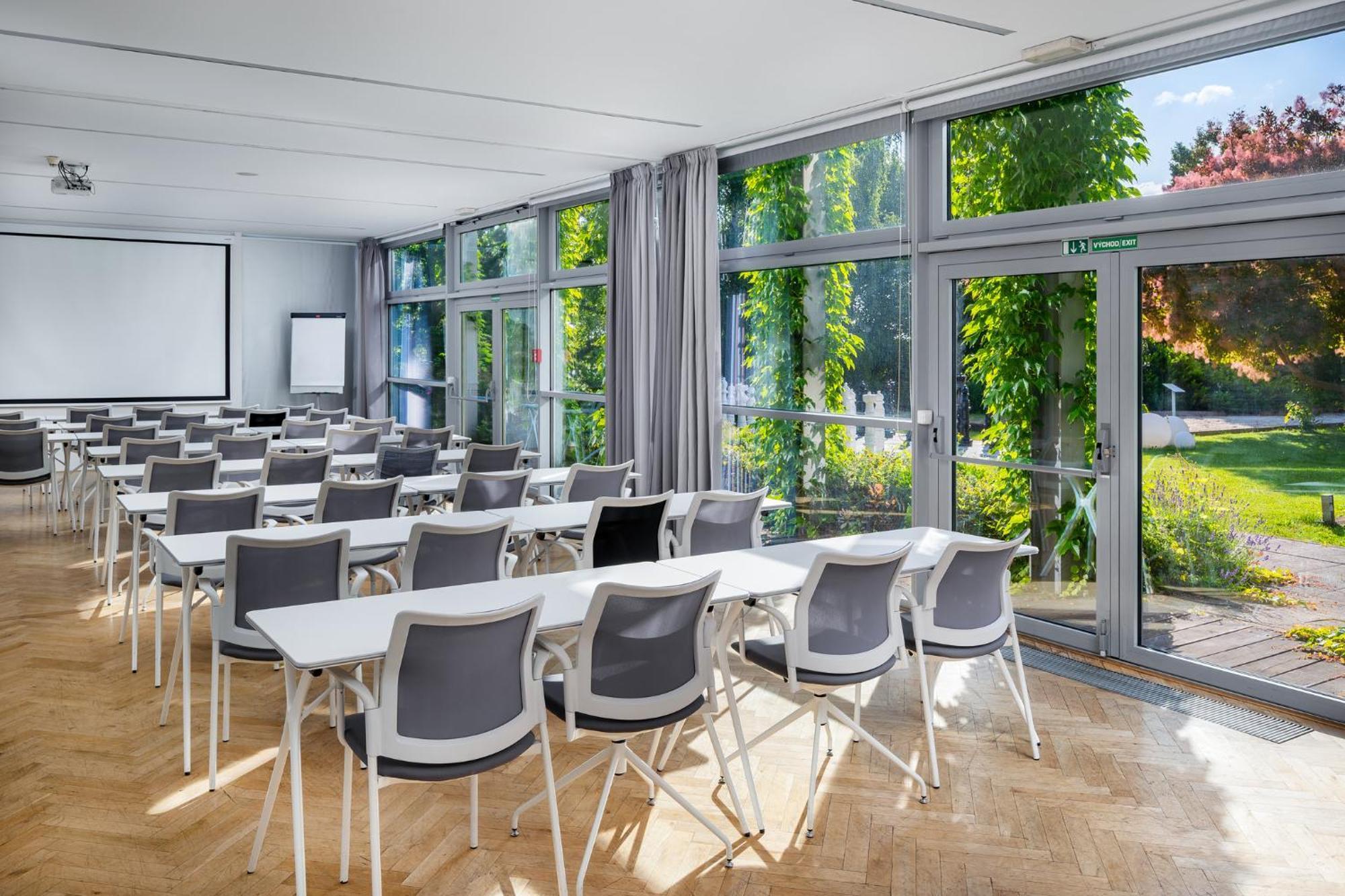 Hotel Airport By Ihg 4*
