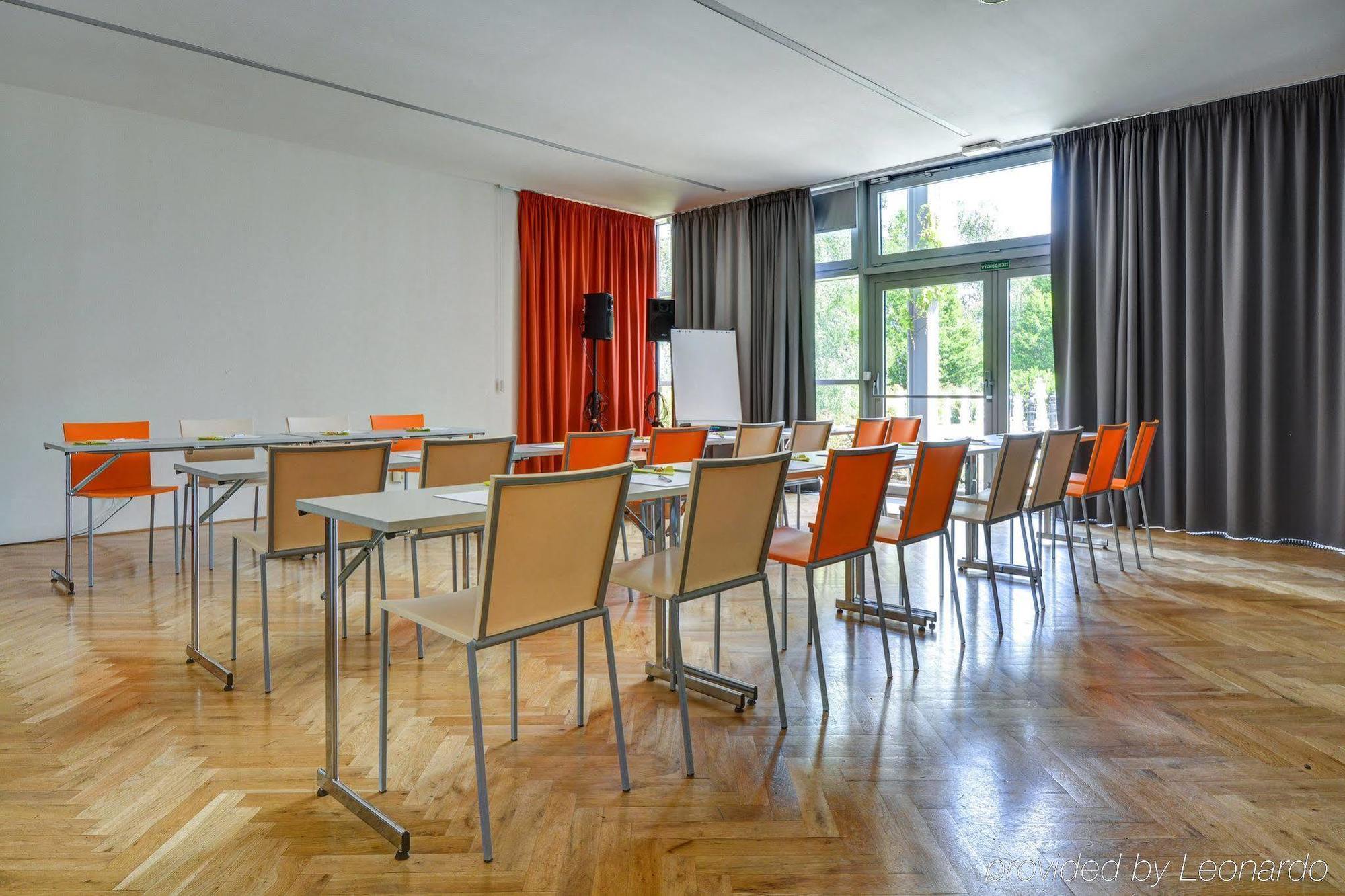 Airport By Ihg Hotell 4*